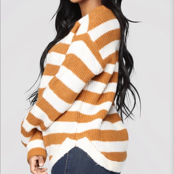 Fashion Nova sweater - Picture 2 of 4